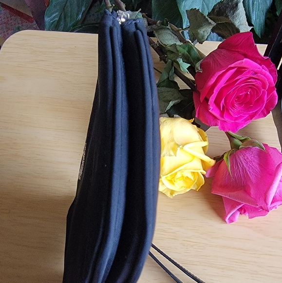 NWOT* KATE SPADE ♠️ Chelsea Medium Nylon Black Pouch Wristlet & 3 Heart necklace - Picture 4 of 10